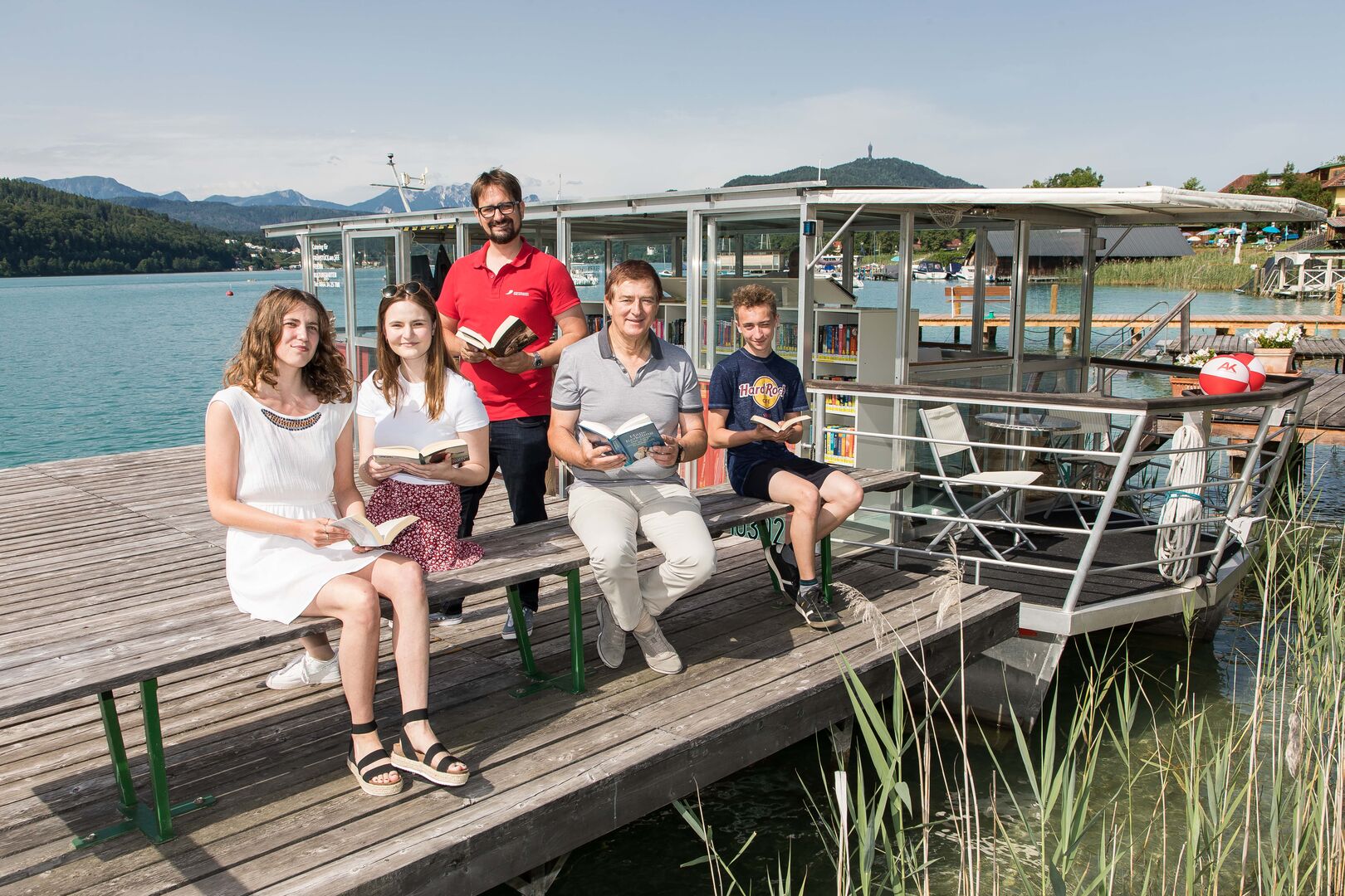 Lesende Personen vor dem AK-Bücherboot