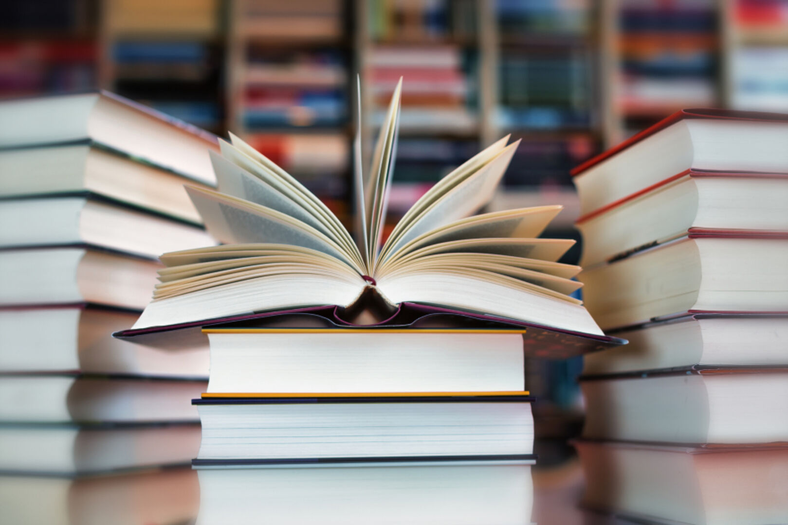 Bücherstapel | Credit: iStock.com/Canetti
