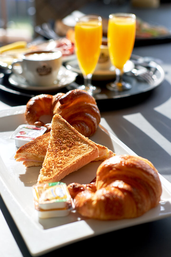 Brunch bestehend aus frischem Gebäck und verschiedenen Getränken | Credit: iStock.com/amoklv
