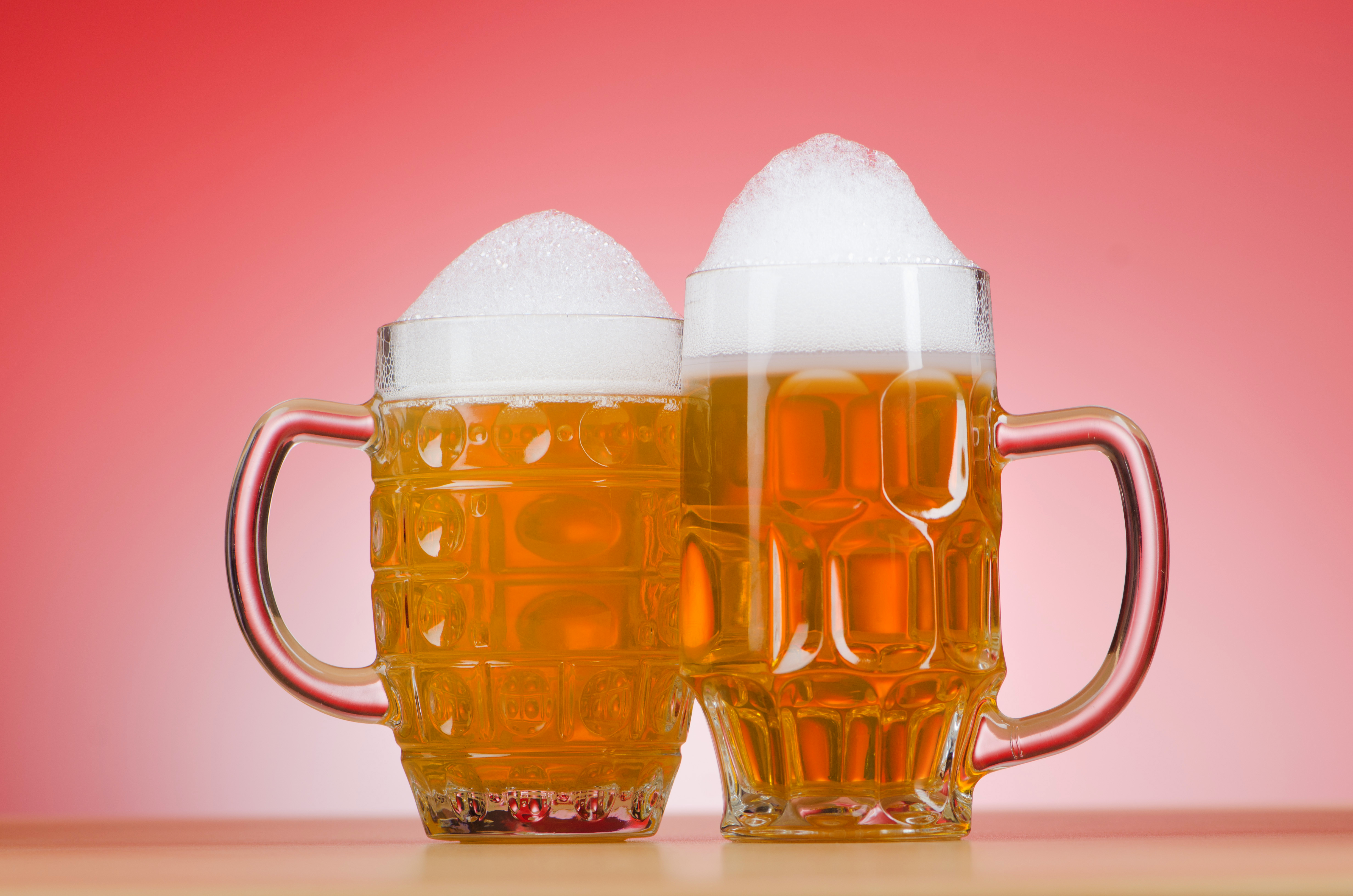 Zwei Biergläser