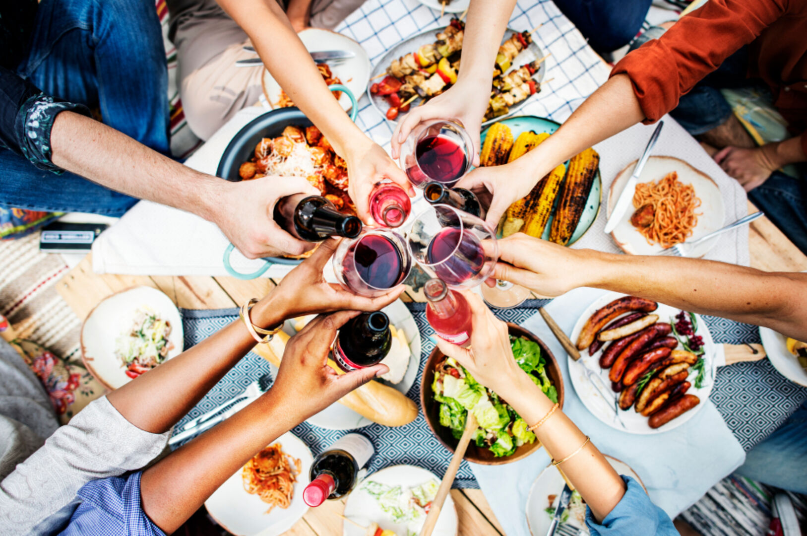 Gemeinsames Essen | Credit: iStock.com/Rawpixel
