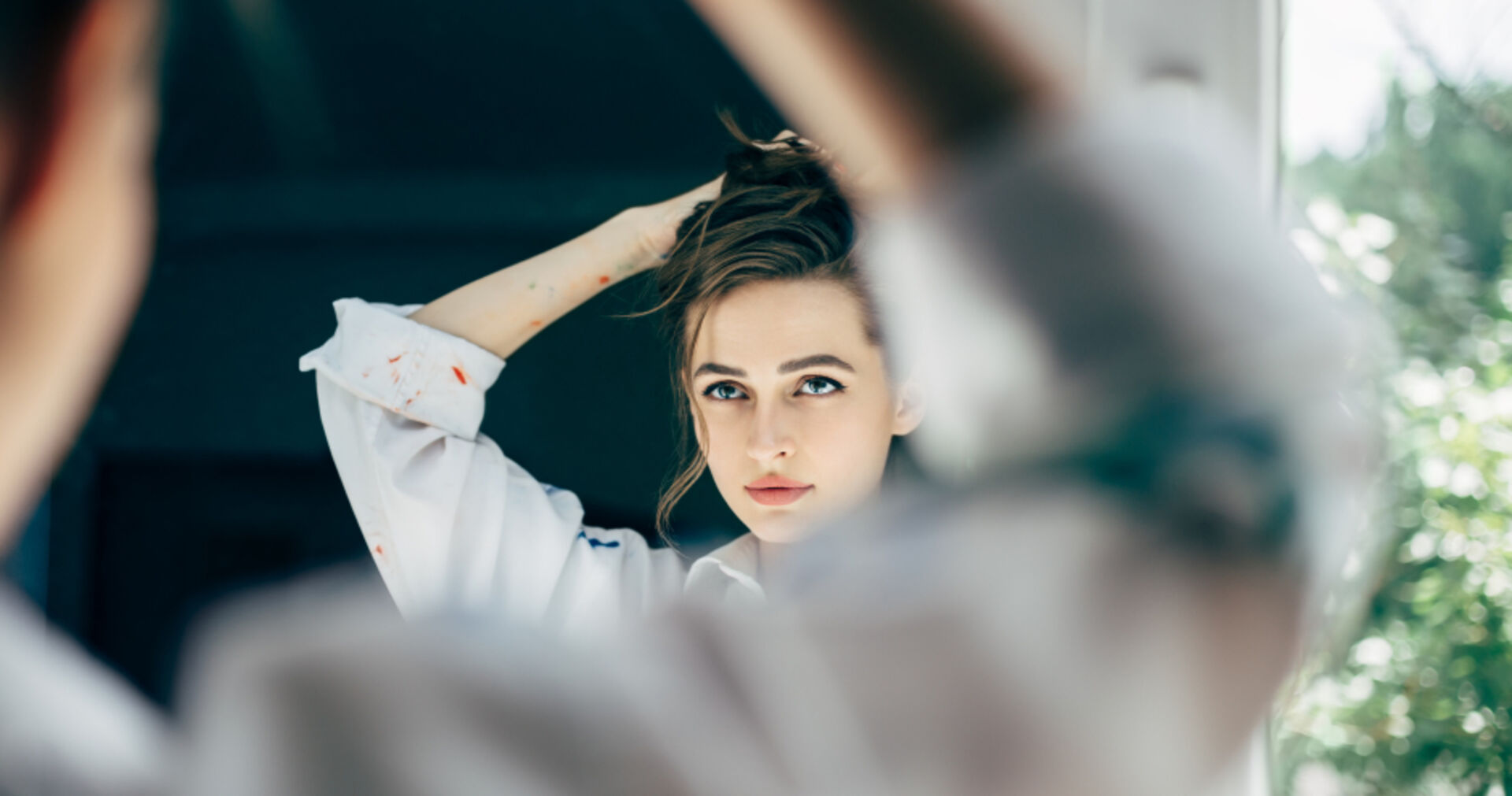 Frau begutachtet sich im Spiegel | Credit: iStock.com/Viktor_Gladkov