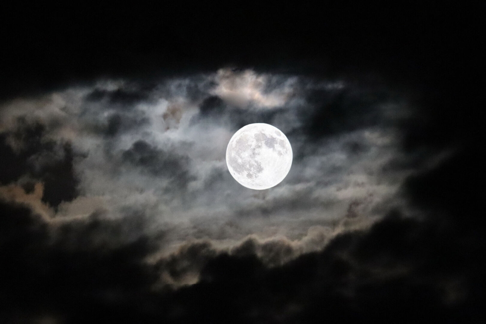 Vollmond mit Wolken
