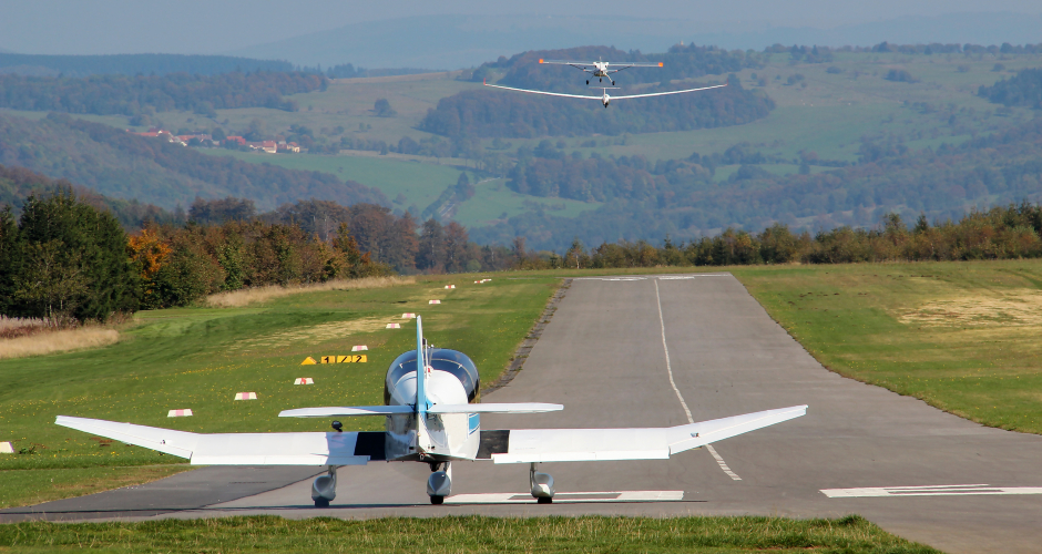 Kleinmotoriges Flugzeug vor Start | Credit: iStock.com/Leo Malsam