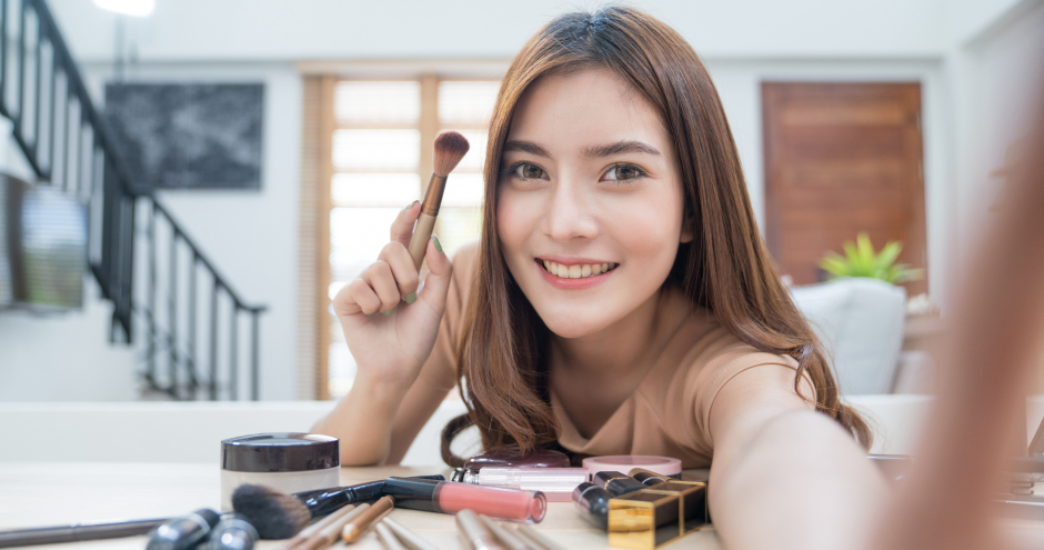 Frau beim Schminken | Credit: iStock.com/CrispyPork