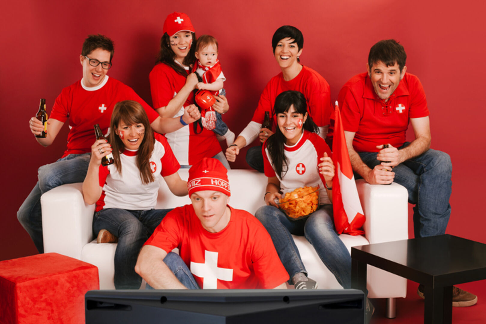 Eine Gruppe Fans in roten Schweizer-Trikots schaut das EM-Achtelfinale