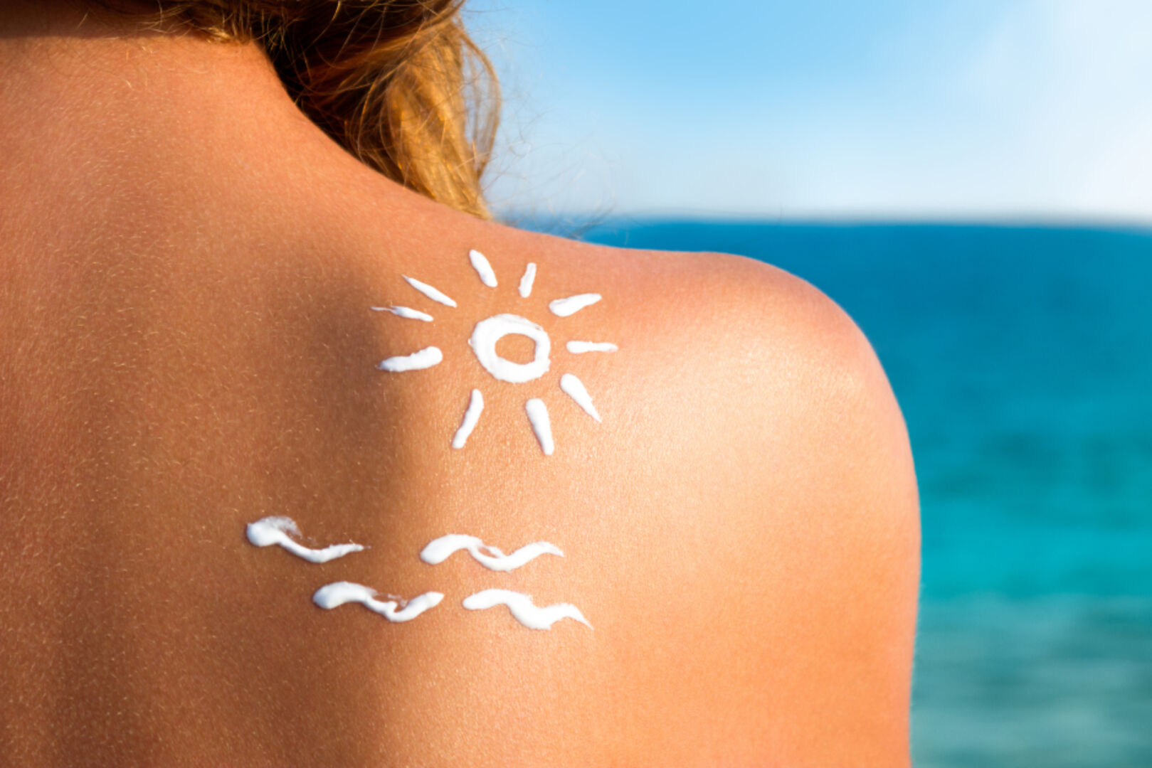 Bei längeren Sonnenbädern sollte der Sonnenschutz zwischendurch immer wieder erneuert werden | Credit: iStock.com/CherriesJD