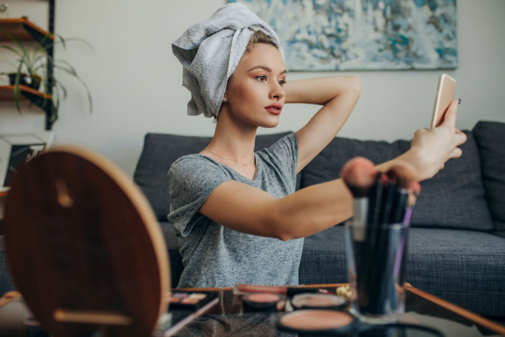 Frau macht Selfie von sich | Credit: iStock.com/Likoper