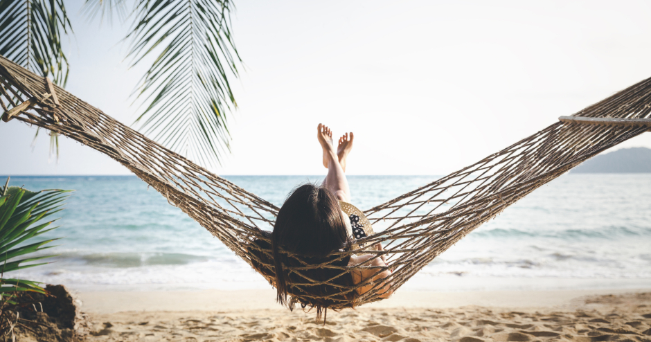 Entspannen am Strand in der Hängematte | Credit: iStock.com/Peera_Sathawirawong