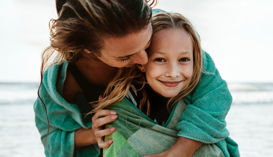 Mutter und Tochter gemeinsam am Strand | Credit: iStock.com/jacoblund