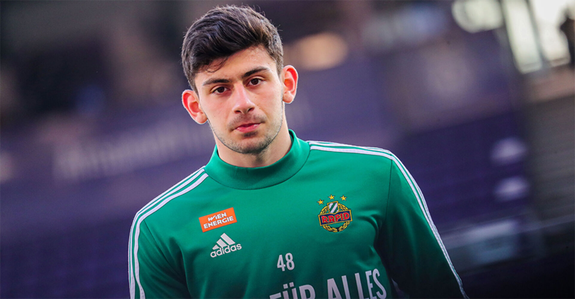 Yusuf Demir verabschiedet sich mit einem "Danke Rapid-Shirt" von den Fans