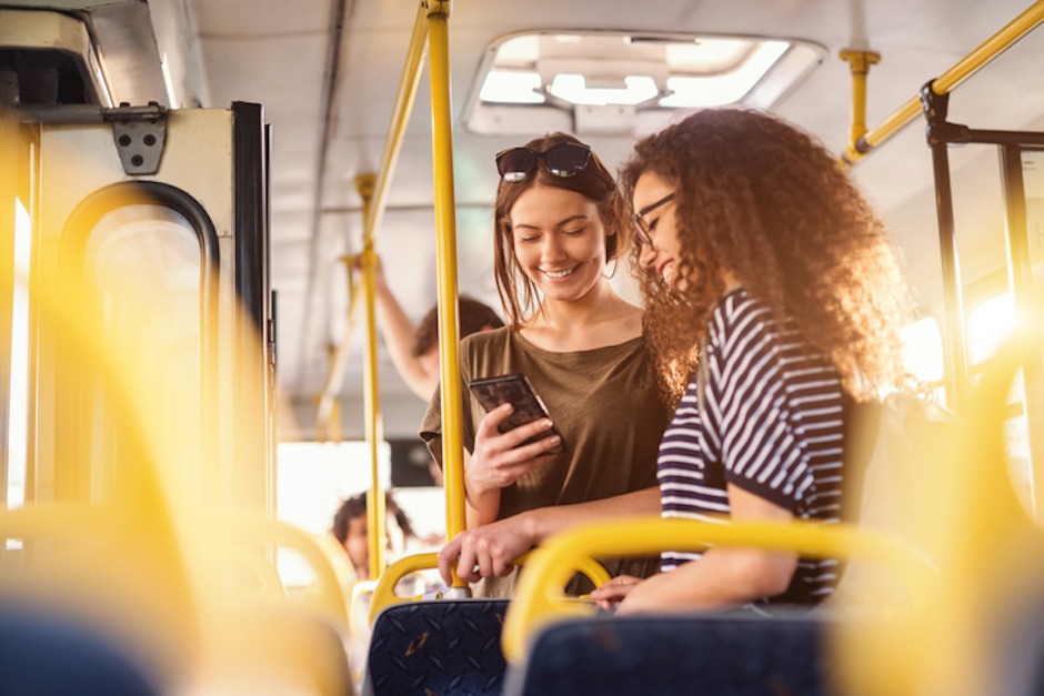 Zwei Mädchen fahren im Bus | Credit: iStock.com/dusanpetkovic
