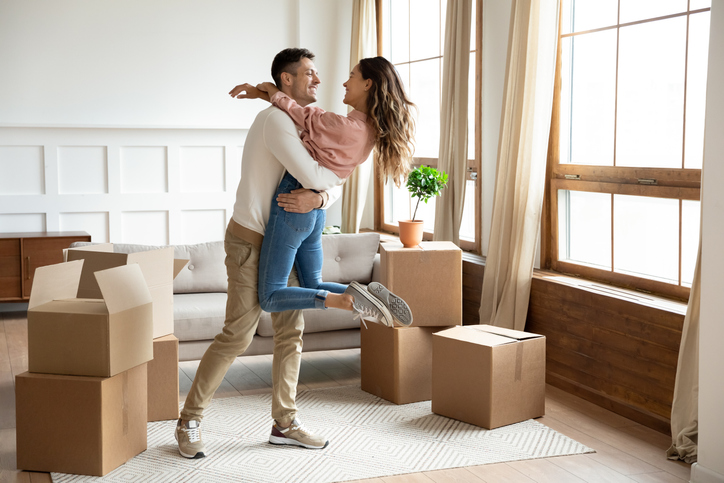 Mann hebt Frau in die Höhe | Credit: iStock.com/fizkes