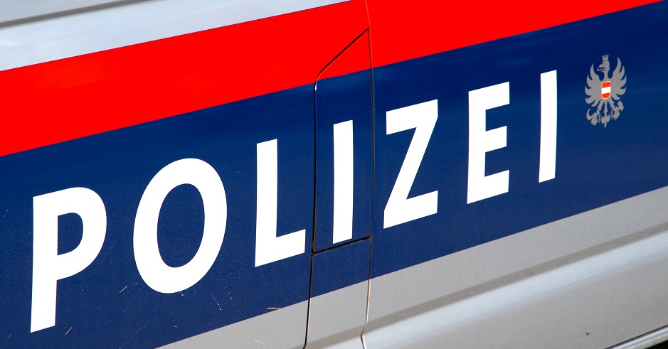 Die Aufschrift "Polizei" auf einem Polizeiauto