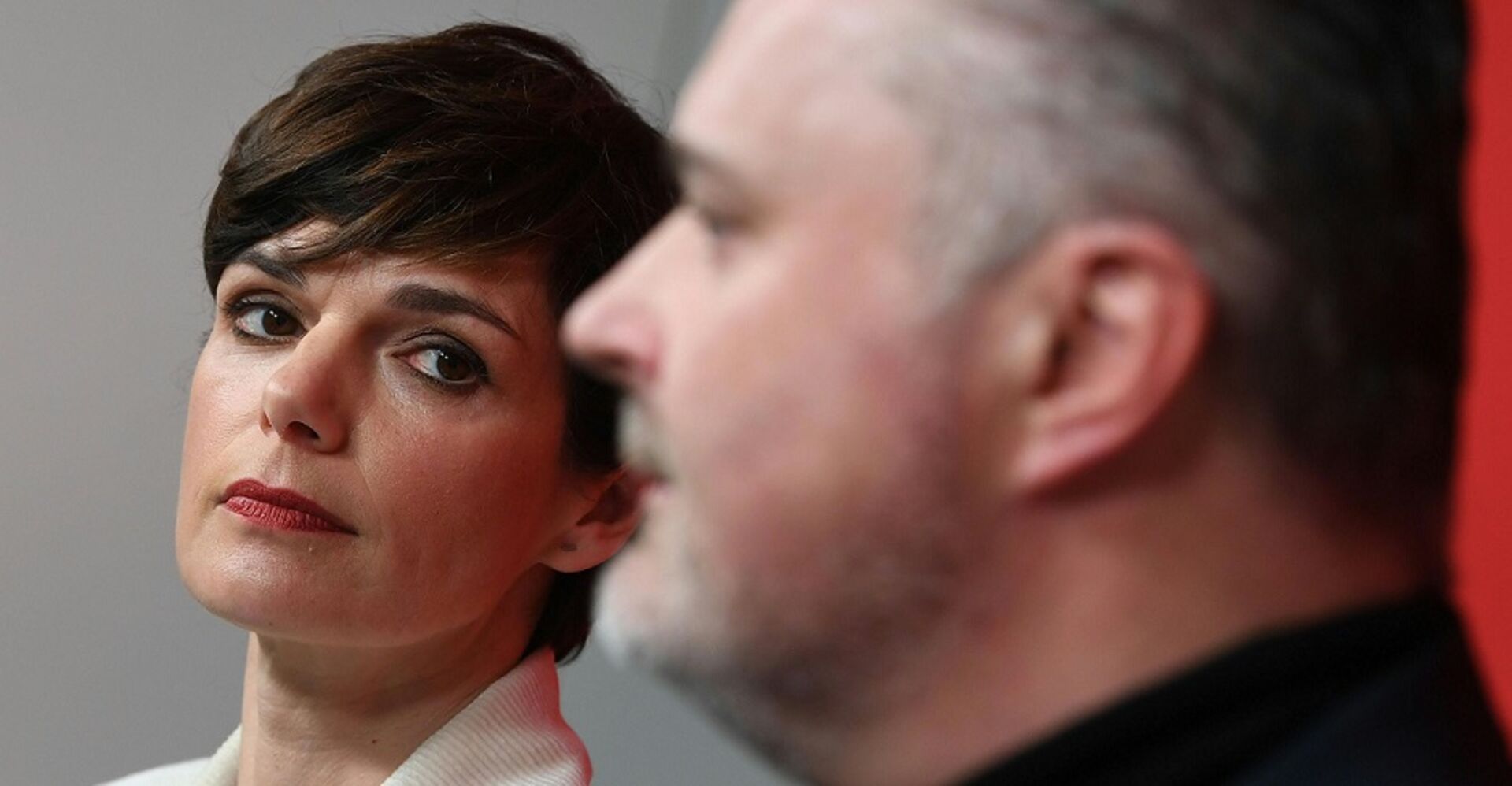 Rendi-Wagner (links) im sieht Hans Peter Doskozil (rechts, verschwommen im Vordergrund) unfreundlich an.