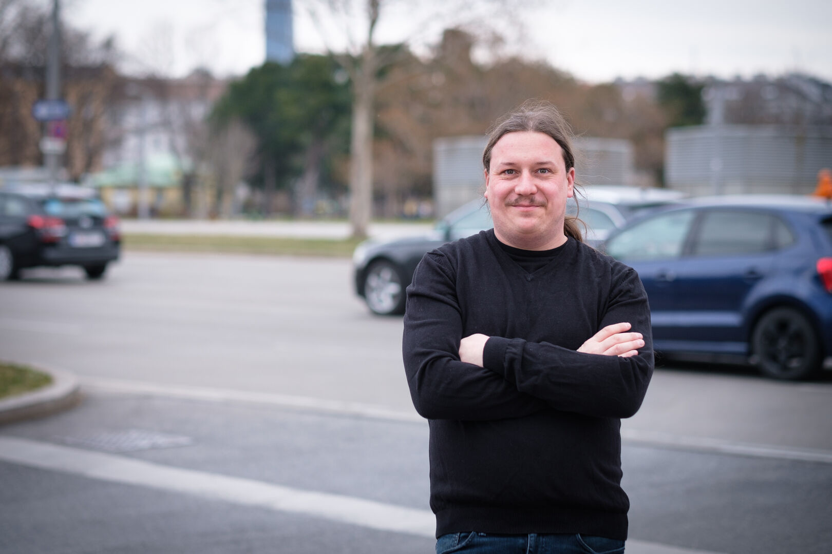 Autor Robert Fröwein auf der Straße | Credit: Manfred Weis