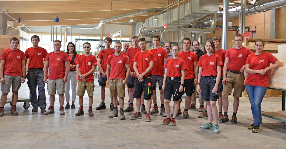 Lehrlingsgruppe mit roten T-Shirts | Credit: Hartl Haus