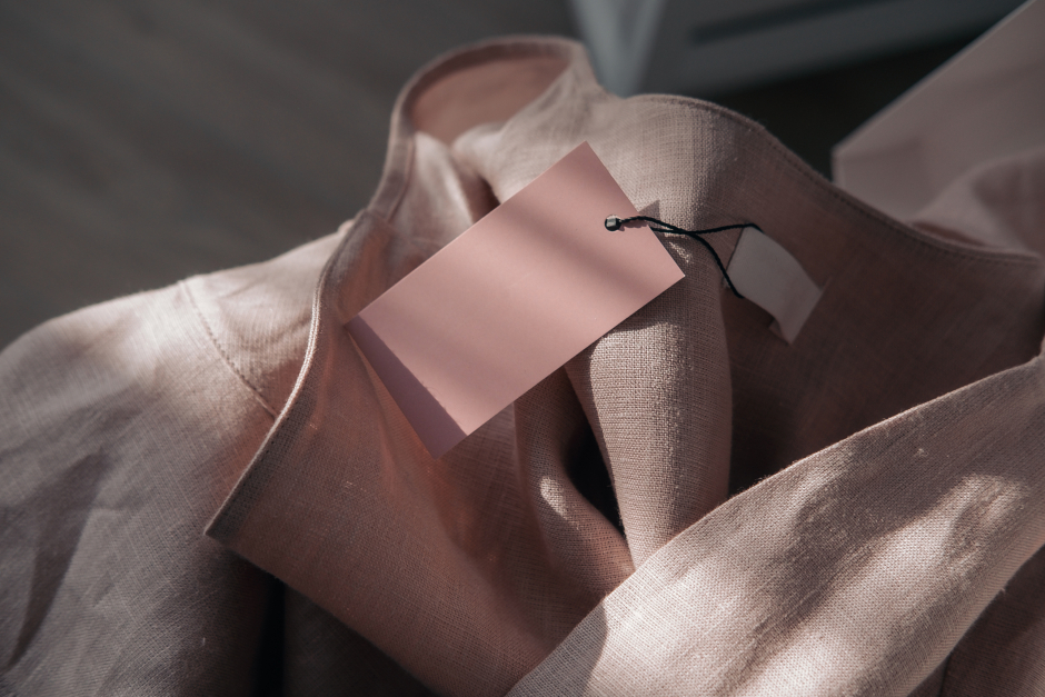 Pastellfarbenes Leinenkleid mit Preisschild | Credit: iStock.com/JulyProkopiv