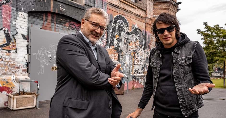 Marco Pogo und Peter Hacker vor der Arena Wien | Credit: Pogo's Empire/Siegfried Leitner