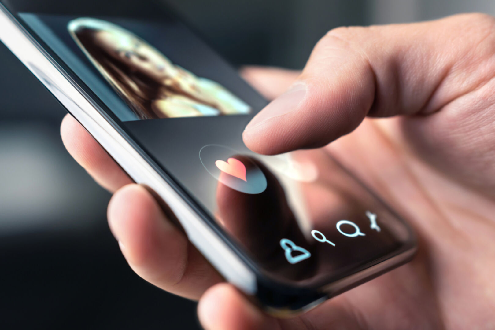 Mann liket ein Foto einer Frau | Credit: iStock.com/Tero Vesalainen