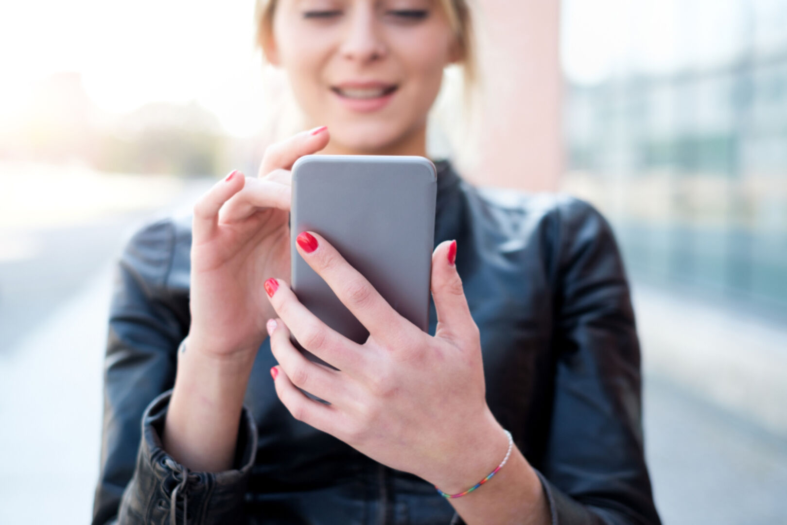 Frau tippt Nachrichten auf ihrem Smartphone | Credit: iStock.com/tommaso79