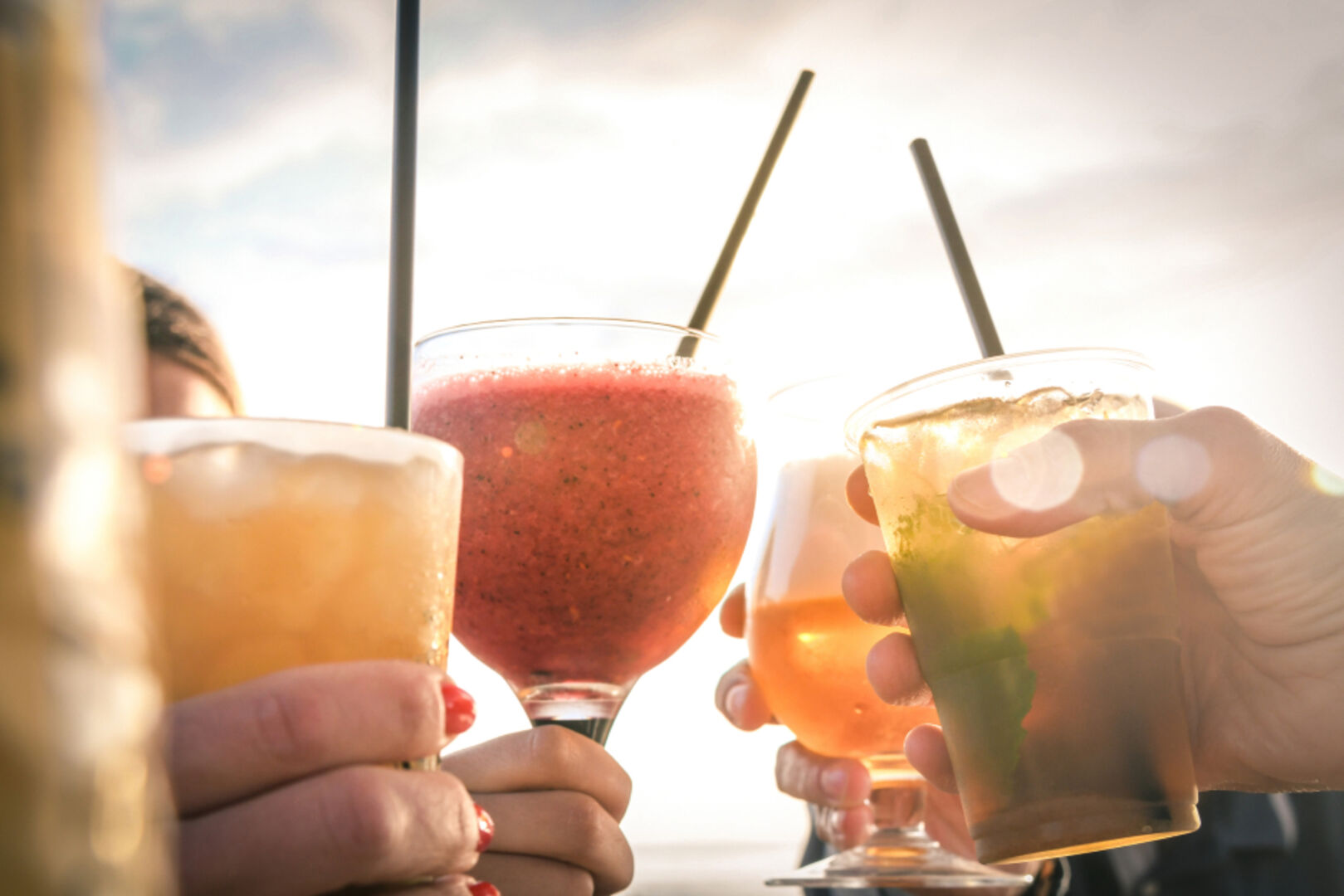 Stimmungsvoller Abendausklang bei kühlen Drinks | Credit: iStock.com/Fabio Principe