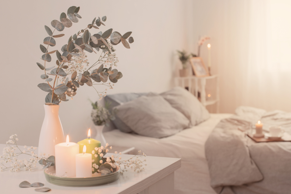 Duftkerzen und Duft-Potpourri in hellem Schlafzimmer | Credit: iStock.com/Maya23K