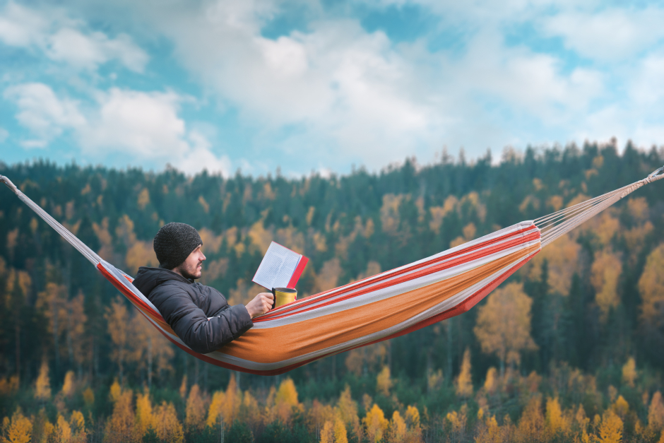 Mann liest in der Hängematte | Credit: iStock.com/happyphoton