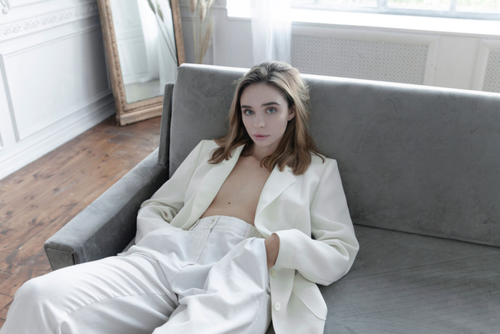 Junge Frau in weißem Oversize-Blazer | Credit: iStock.com/ta-nya