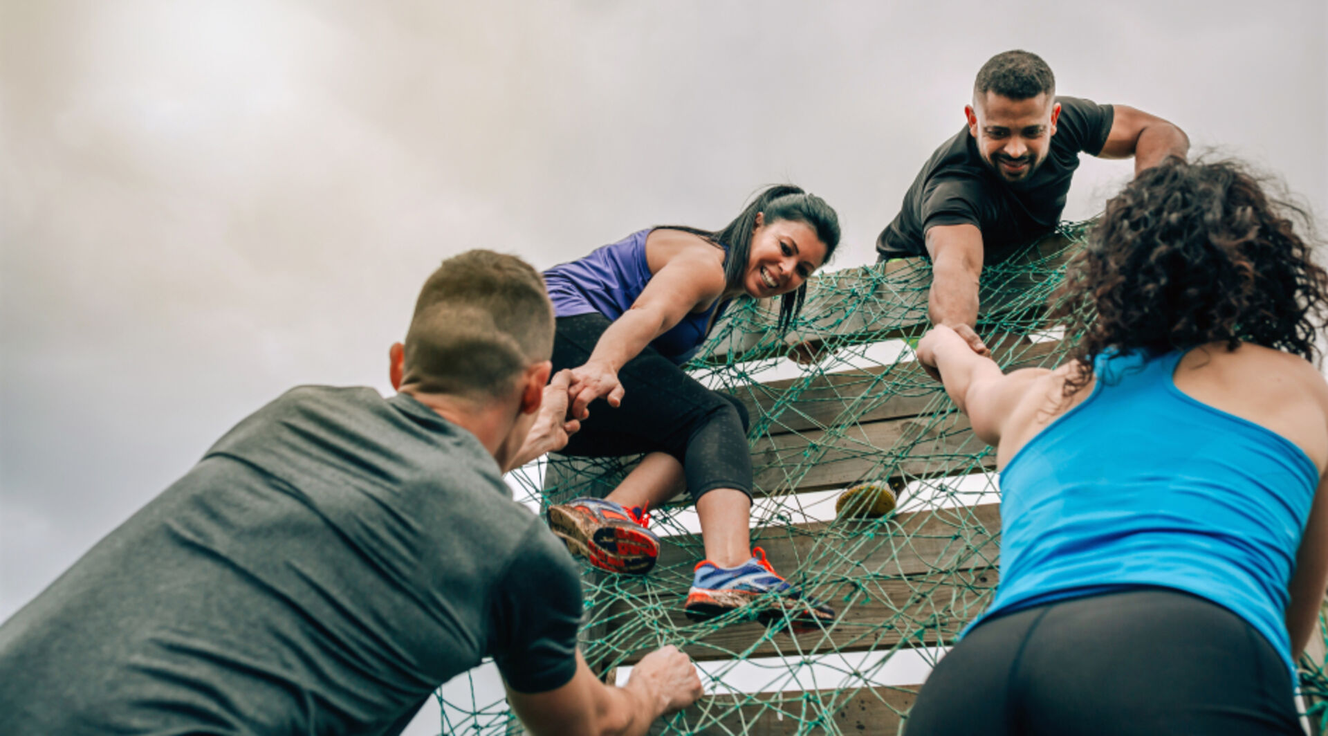 Team hilft einander bei extremem Hürdenlauf | Credit: iStock.com/doble-d