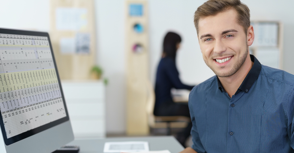 Mann arbeitet am Computer | Credit: iStock.com/stockfour