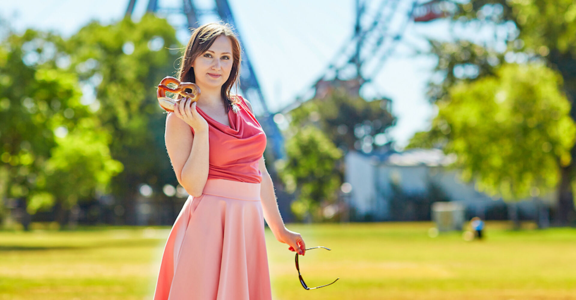 Junge Frau hält einen Bretzel