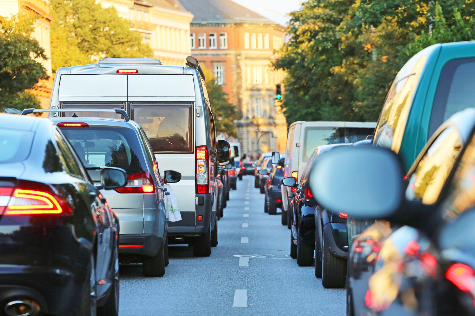Stau auf der Straße| Credit: iStock.com/Canetti