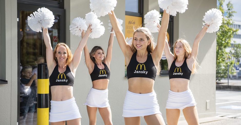 Cheerleader beim McDonald’s Car Wash Day | Credit: Lena Sonntagbauer