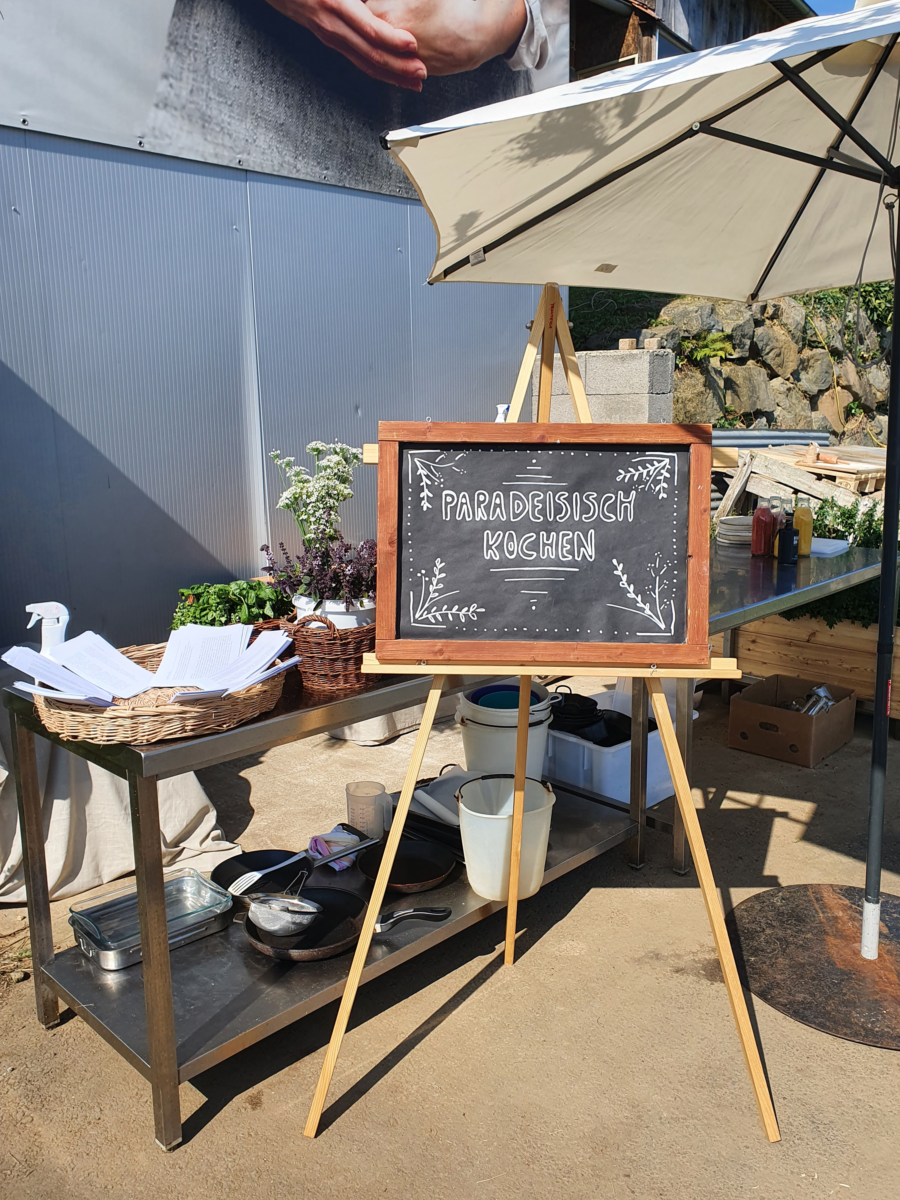 Ein Schild mit der Aufschrift "Paradeisisch kochen"