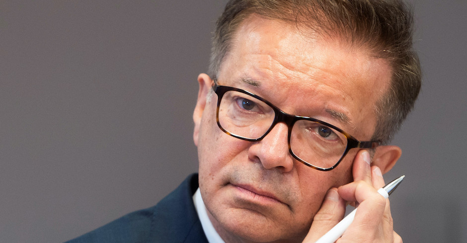 Nachdenklicher Rudi Anschober berührt Brille, mit Kugelschreiber