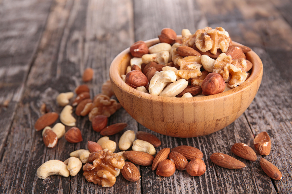 Schale mit verschiedenen Nusssorten | Credit: iStock.com/margouillatphotos