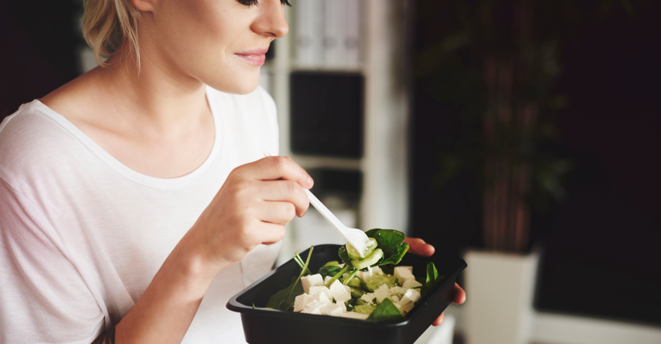 Frau isst Salat | Credit: iStock.com/gpointstudio