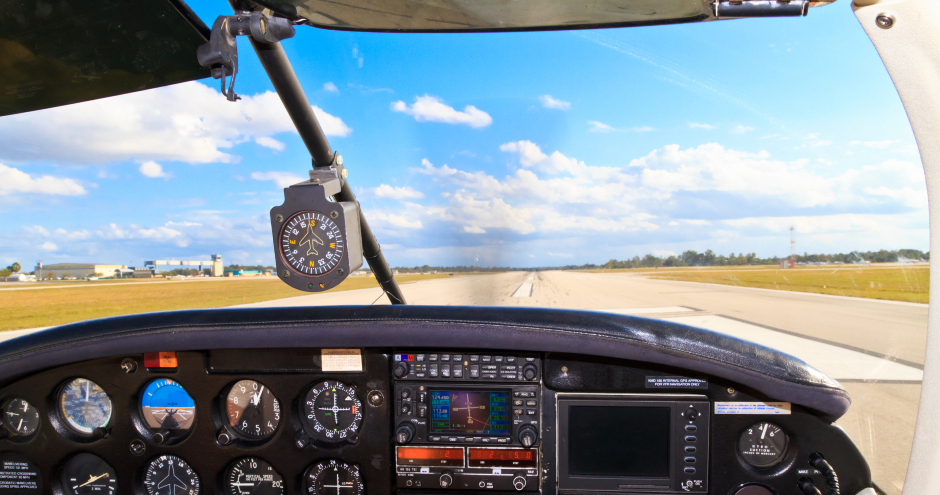 Pilotenkabine eines Kleinflugzeugs | Credit: iStock.com/Bertl123