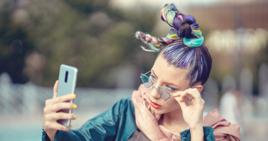 Frau in schrägem Look macht ein Selfie | Credit: iStock.com/dpVUE.images