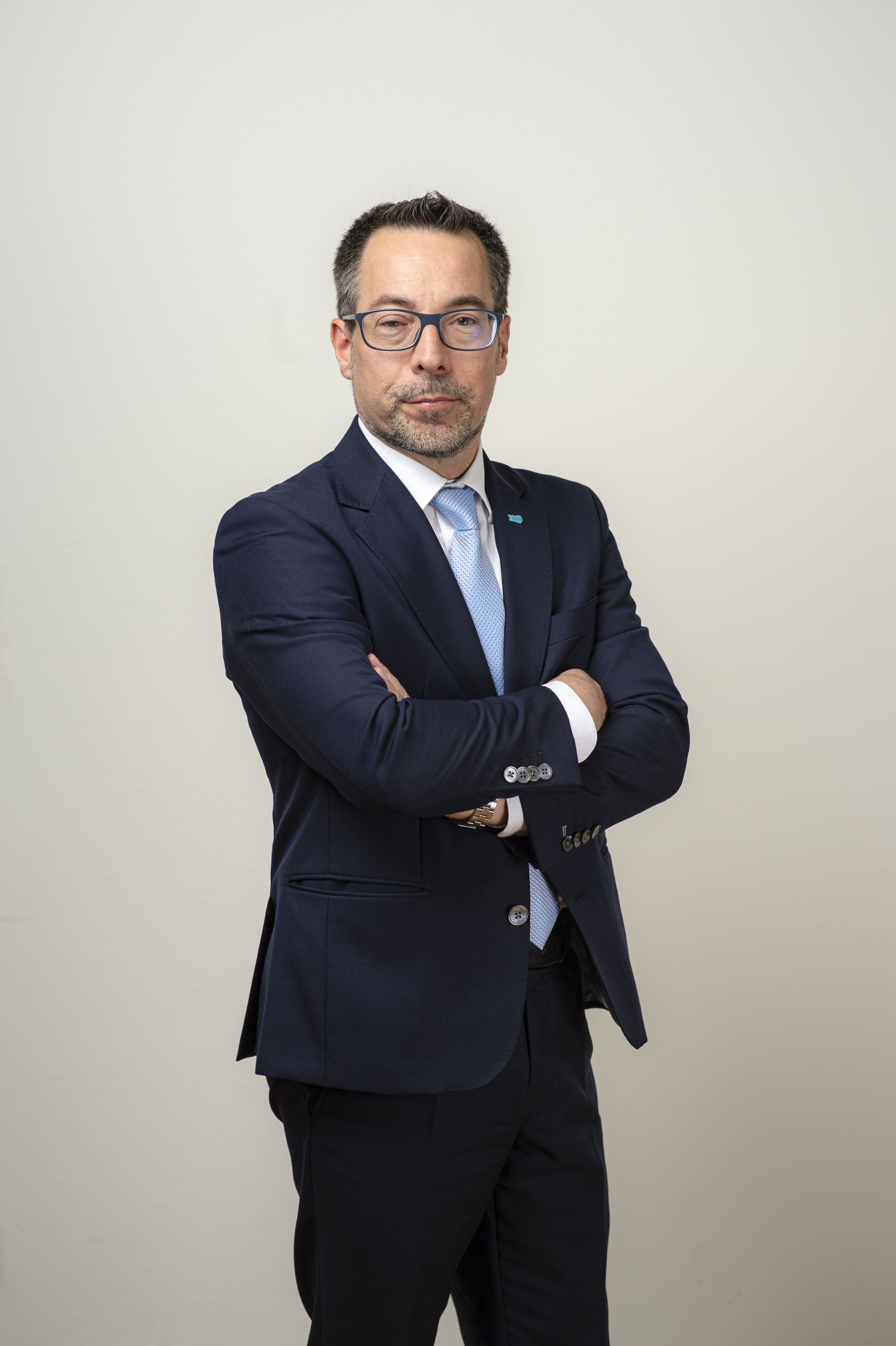Der Clubobmann der Kärntner ÖVP, Markus Malle, der in einem Anzug und mit verschränkten Armen vor einem neutralen Hintergrund steht