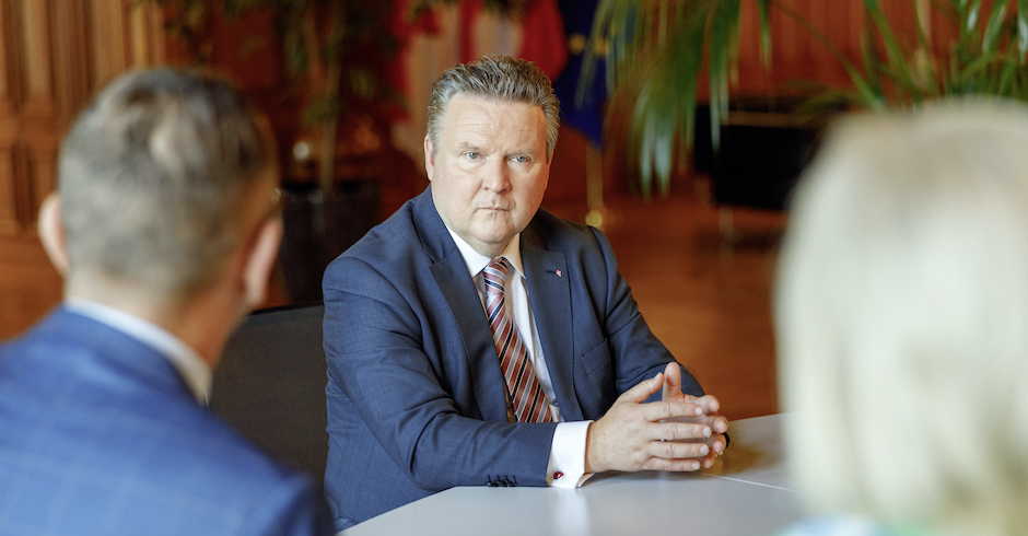 Bürgermeister Michael Ludwig in seinem Büro| Credits: Alexander Gelten