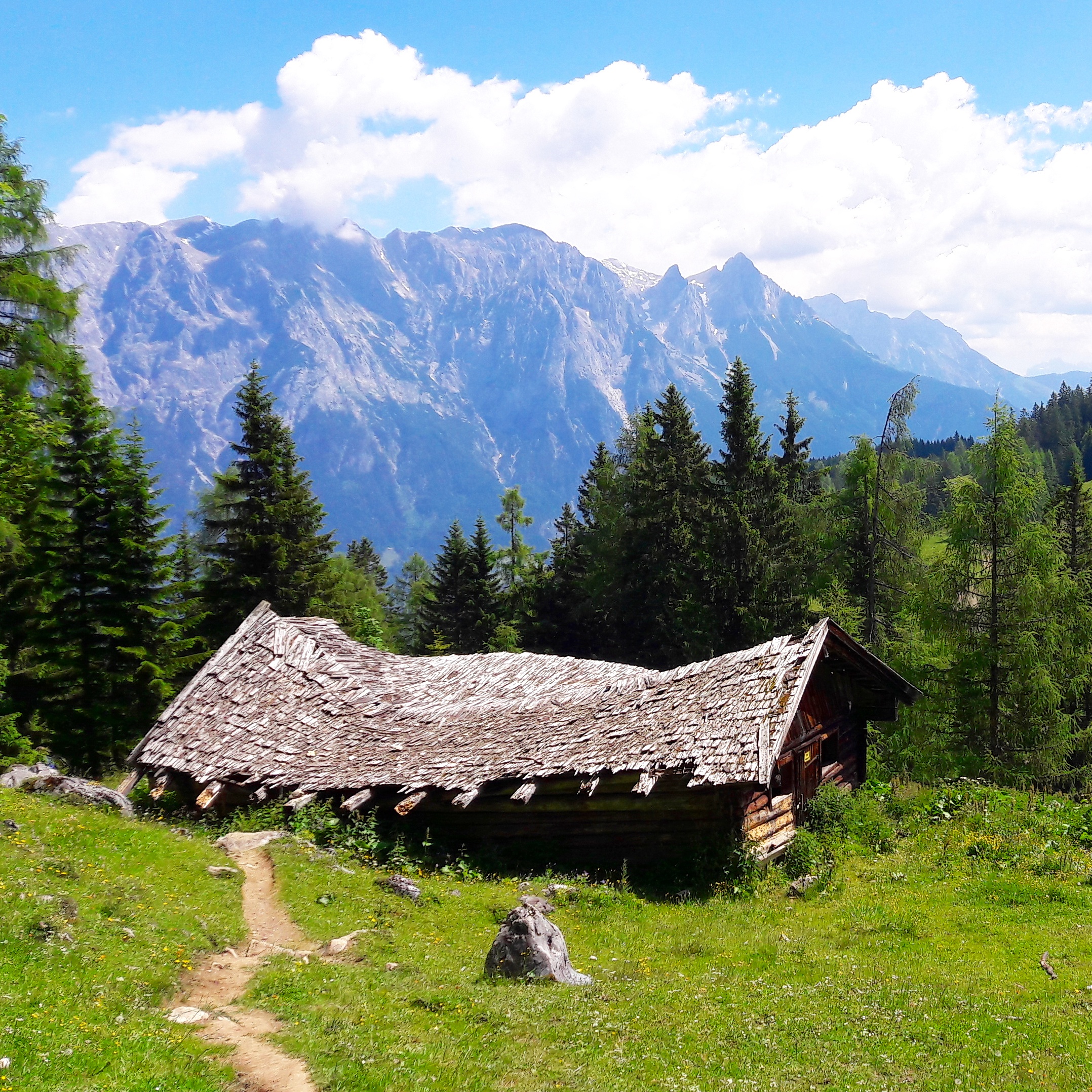 Der verfallene Stadl kurz vor der Hütte | Credit: Simone Reitmeier