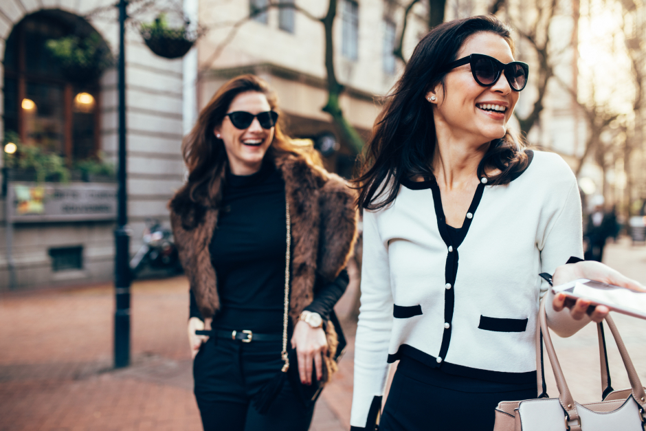 Frauen in Vintage-Kostümen | Credit: iStock.com/jacoblund