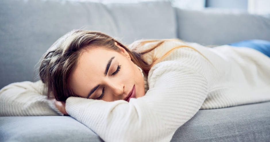 Frau hält Power-Nap | Credit: iStock.com/BartekSzewczyk