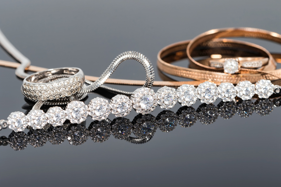 Schmuck in Silber und Gold | Credit: iStock.com/Berkut_34