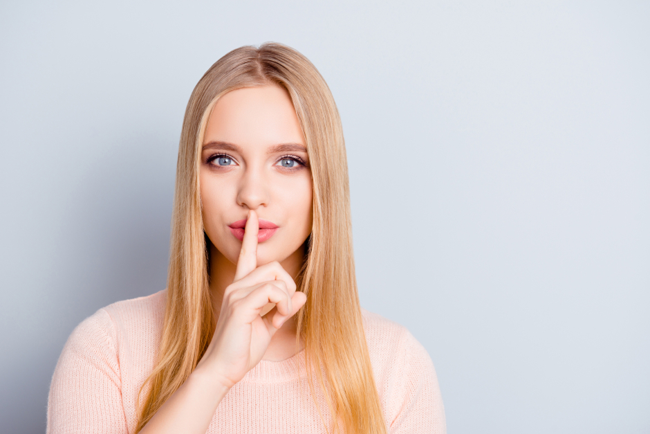 Frau ermahnt zum Schweigen | Credit: iStock.com/Deagreez