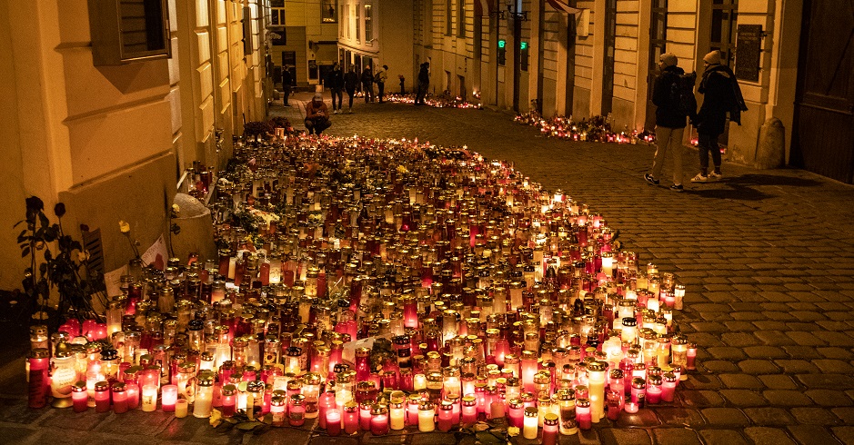 Ein Kerzenmeer am Ort des Anschlags