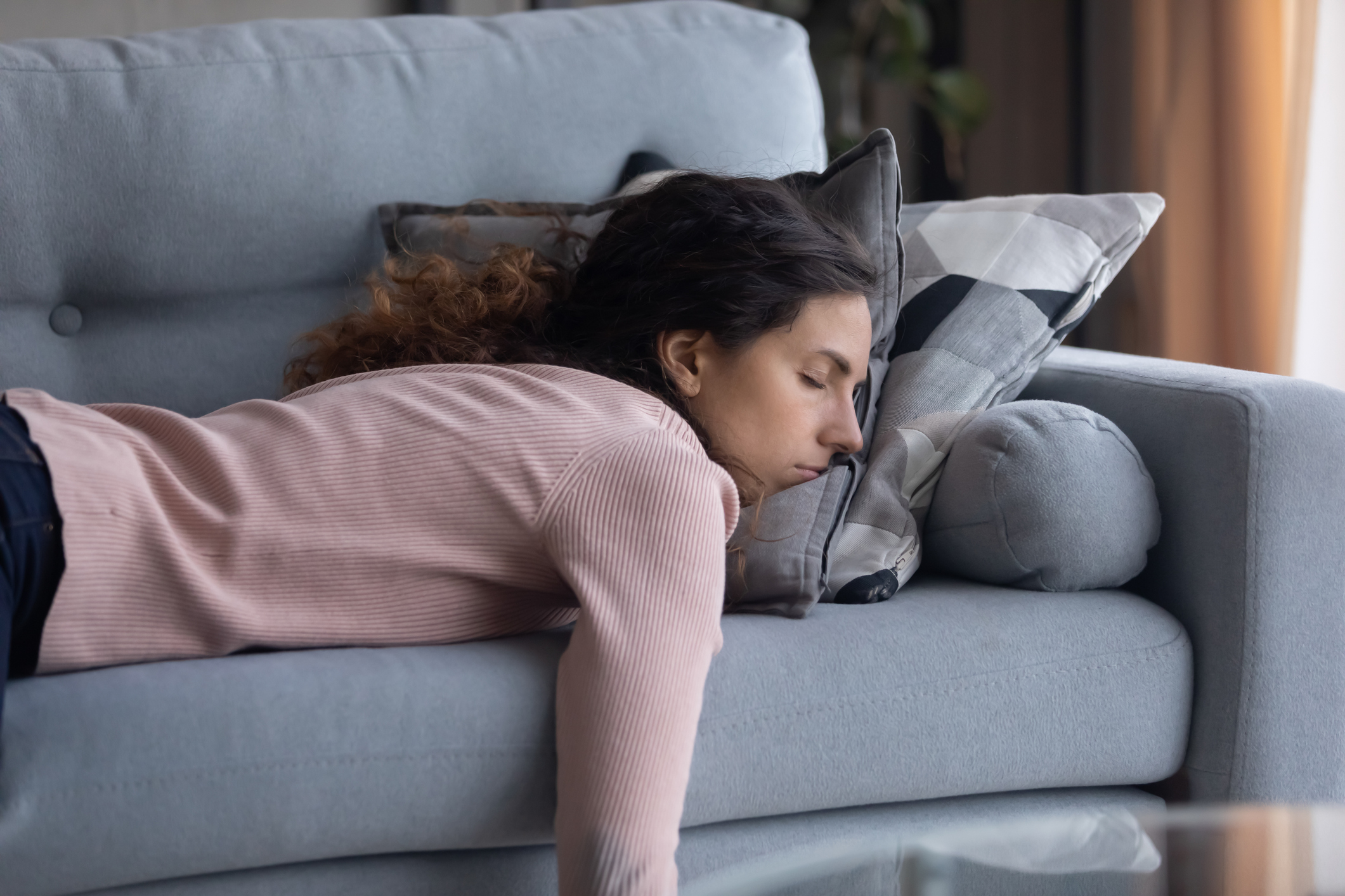 Frau döst auf Couch