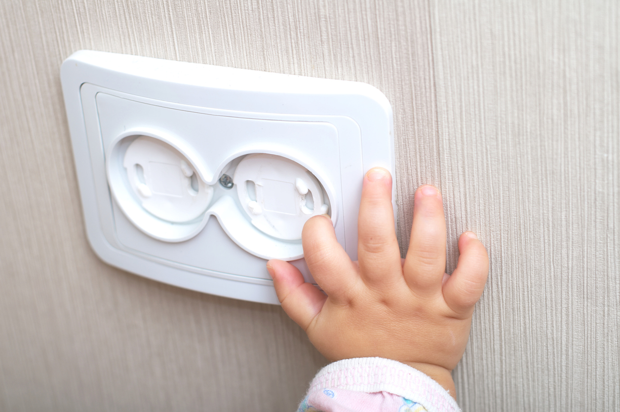 Kindersicherungen Steckdosenkappen